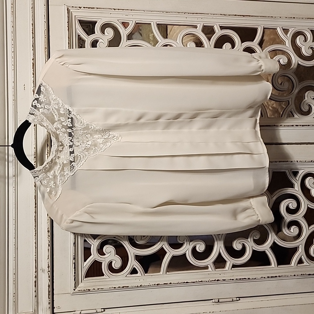 Vintage blouse with lace detail